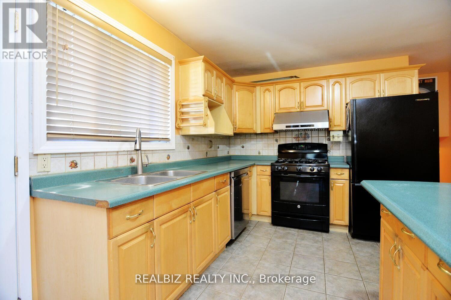 15 Milkwood Avenue, Toronto, Ontario  M9V 1M2 - Photo 12 - W12457564