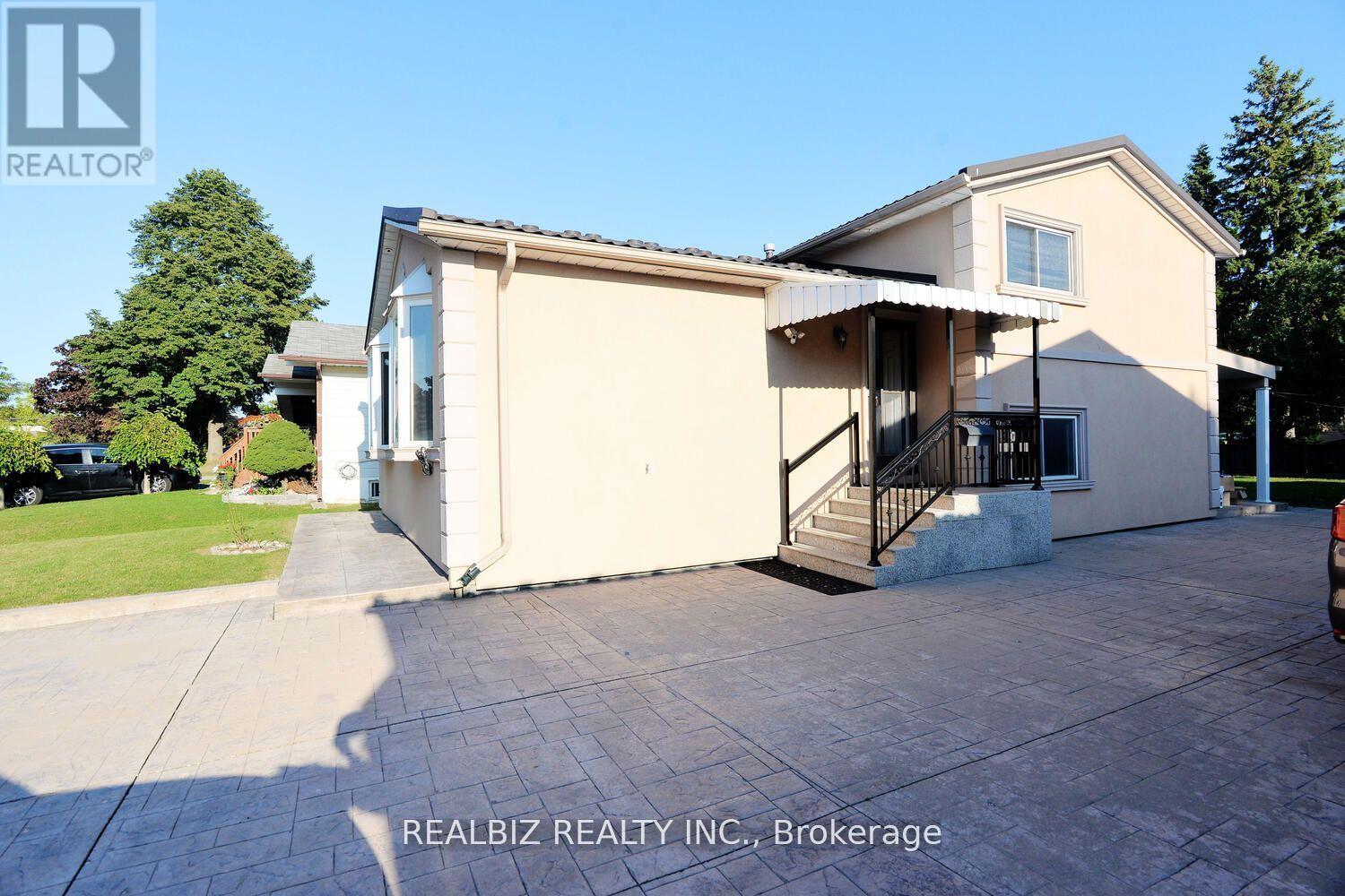 15 Milkwood Avenue, Toronto, Ontario  M9V 1M2 - Photo 4 - W12457564
