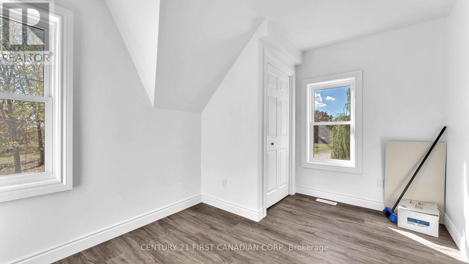 2583 Kelly Road, Oil Springs, Ontario  N0N 1P0 - Photo 20 - X12457599