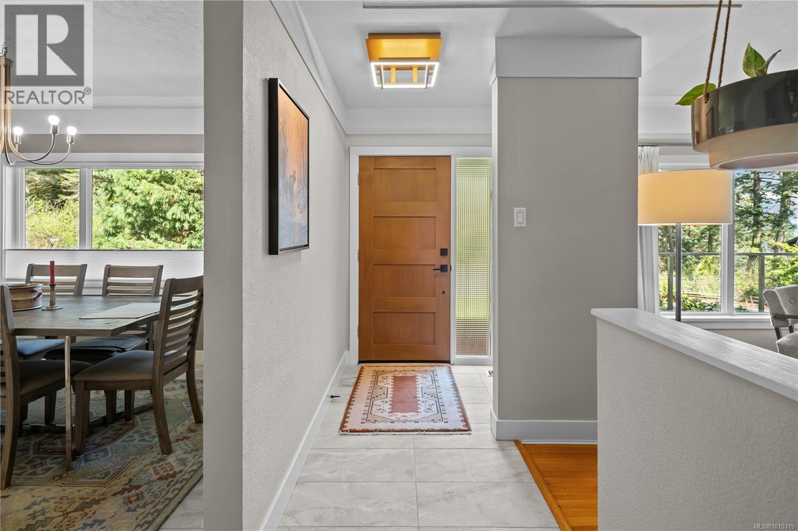 2879 Phyllis St, Saanich, British Columbia  V8N 1Y8 - Photo 2 - 1015315