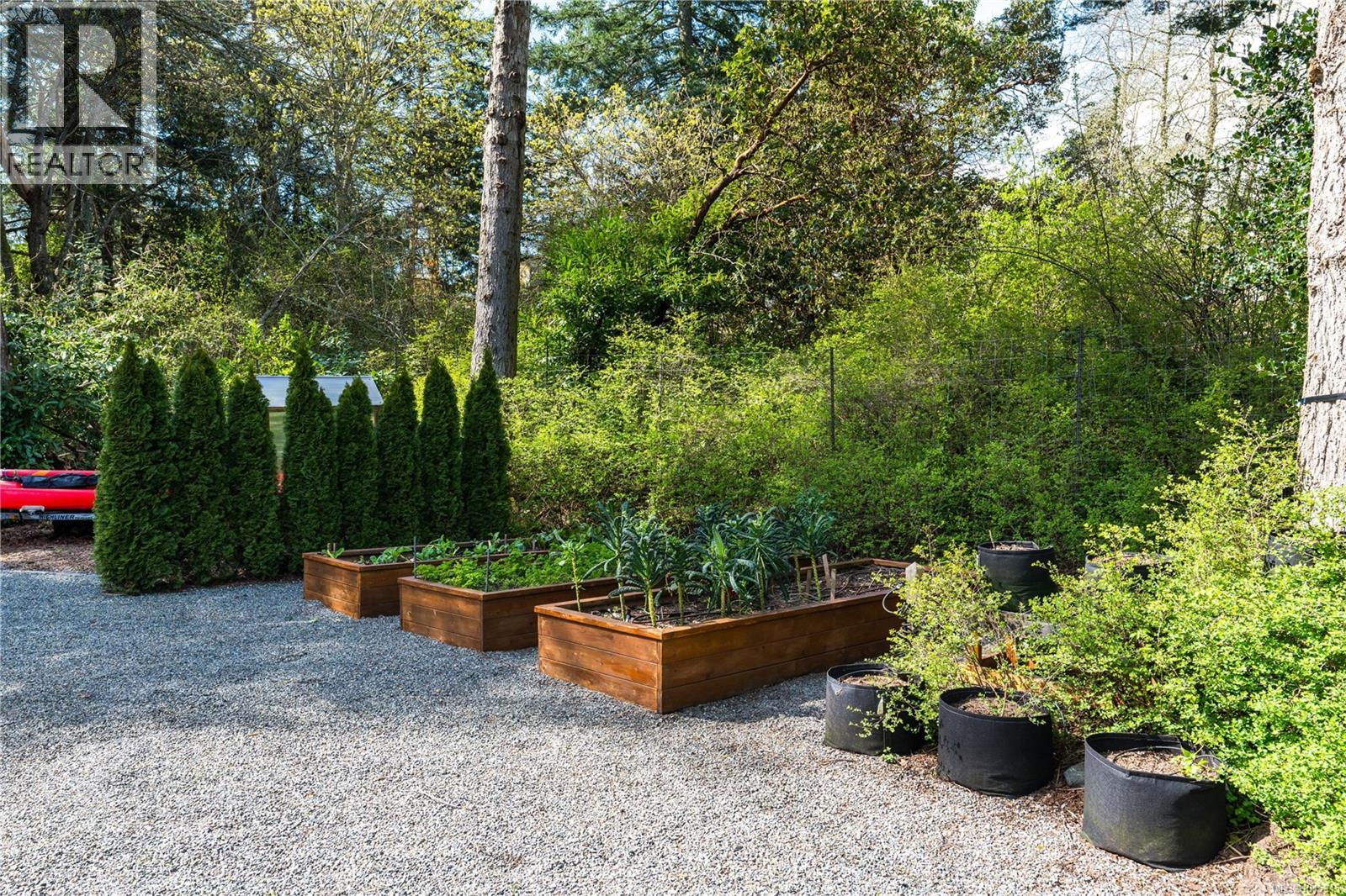 2879 Phyllis St, Saanich, British Columbia  V8N 1Y8 - Photo 36 - 1015315