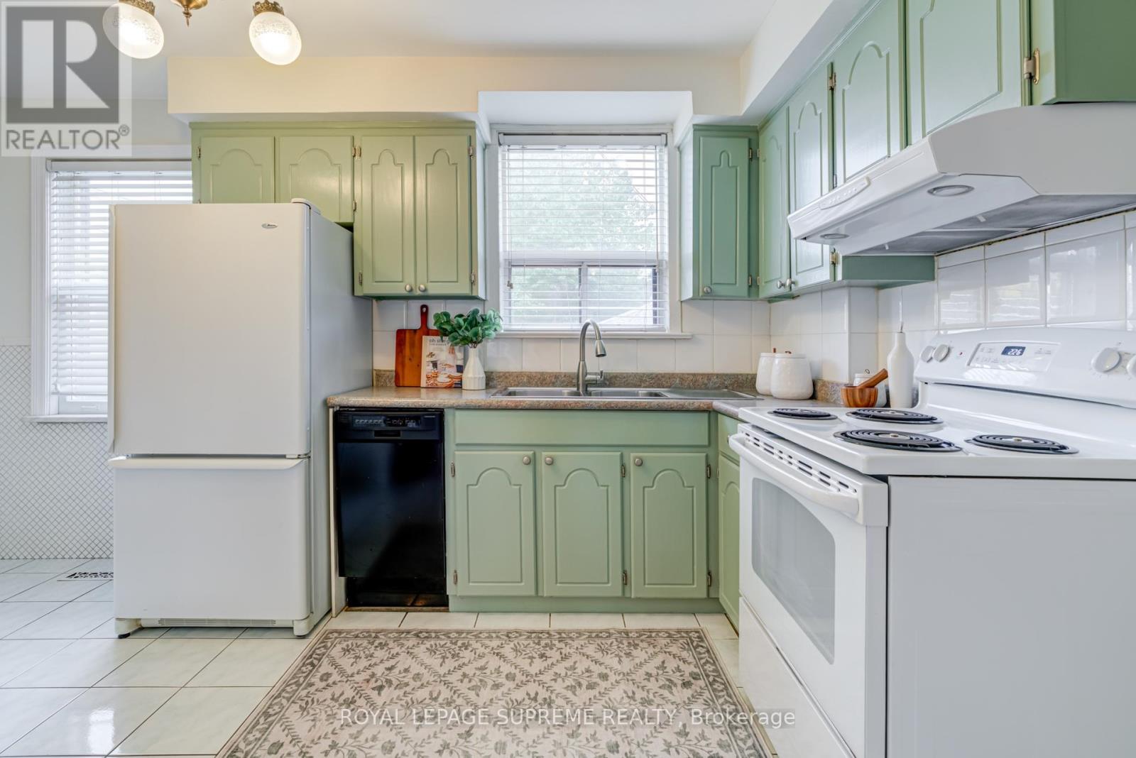 339 Hopewell Avenue, Toronto, Ontario  M6E 2S1 - Photo 10 - W12453831