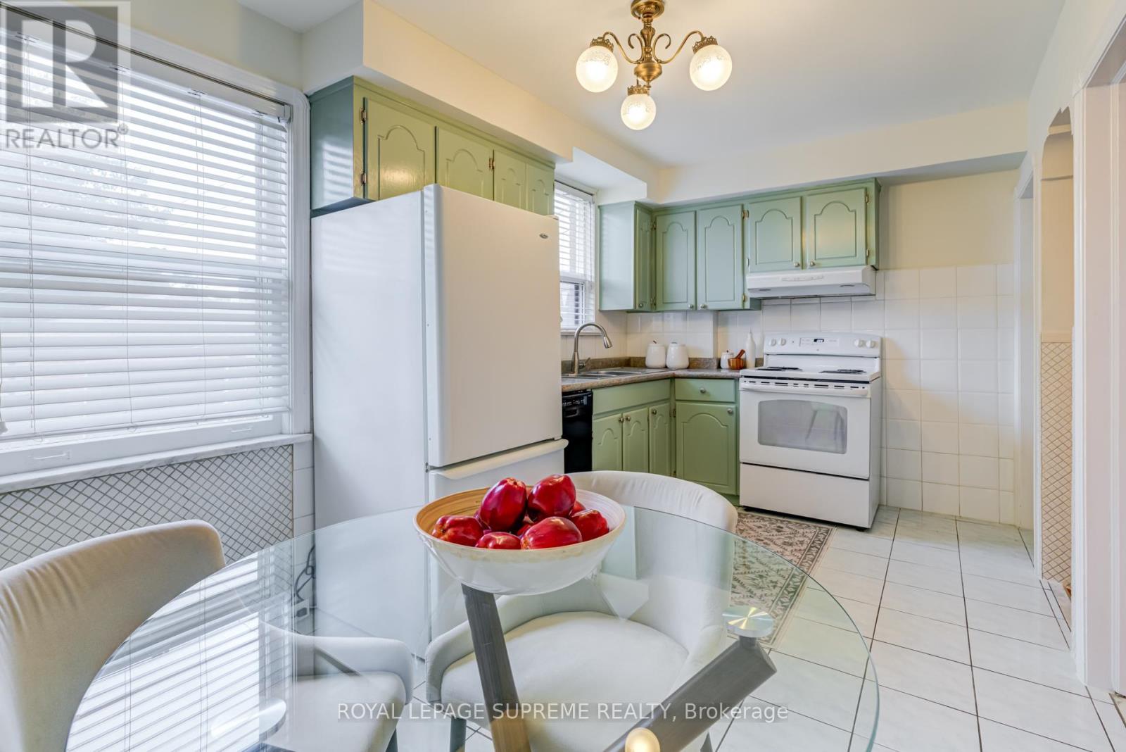 339 Hopewell Avenue, Toronto, Ontario  M6E 2S1 - Photo 14 - W12453831
