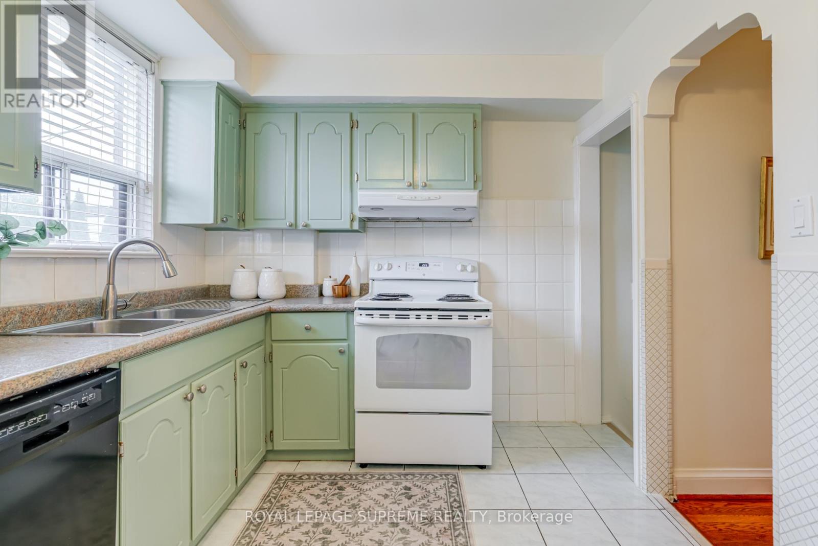 339 Hopewell Avenue, Toronto, Ontario  M6E 2S1 - Photo 11 - W12453831
