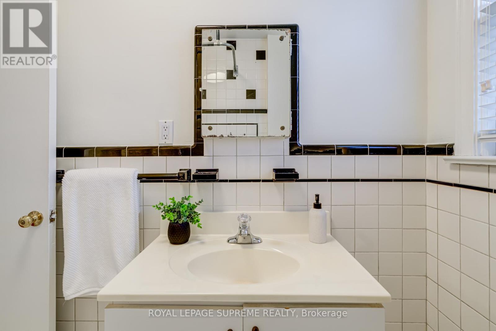339 Hopewell Avenue, Toronto, Ontario  M6E 2S1 - Photo 24 - W12453831