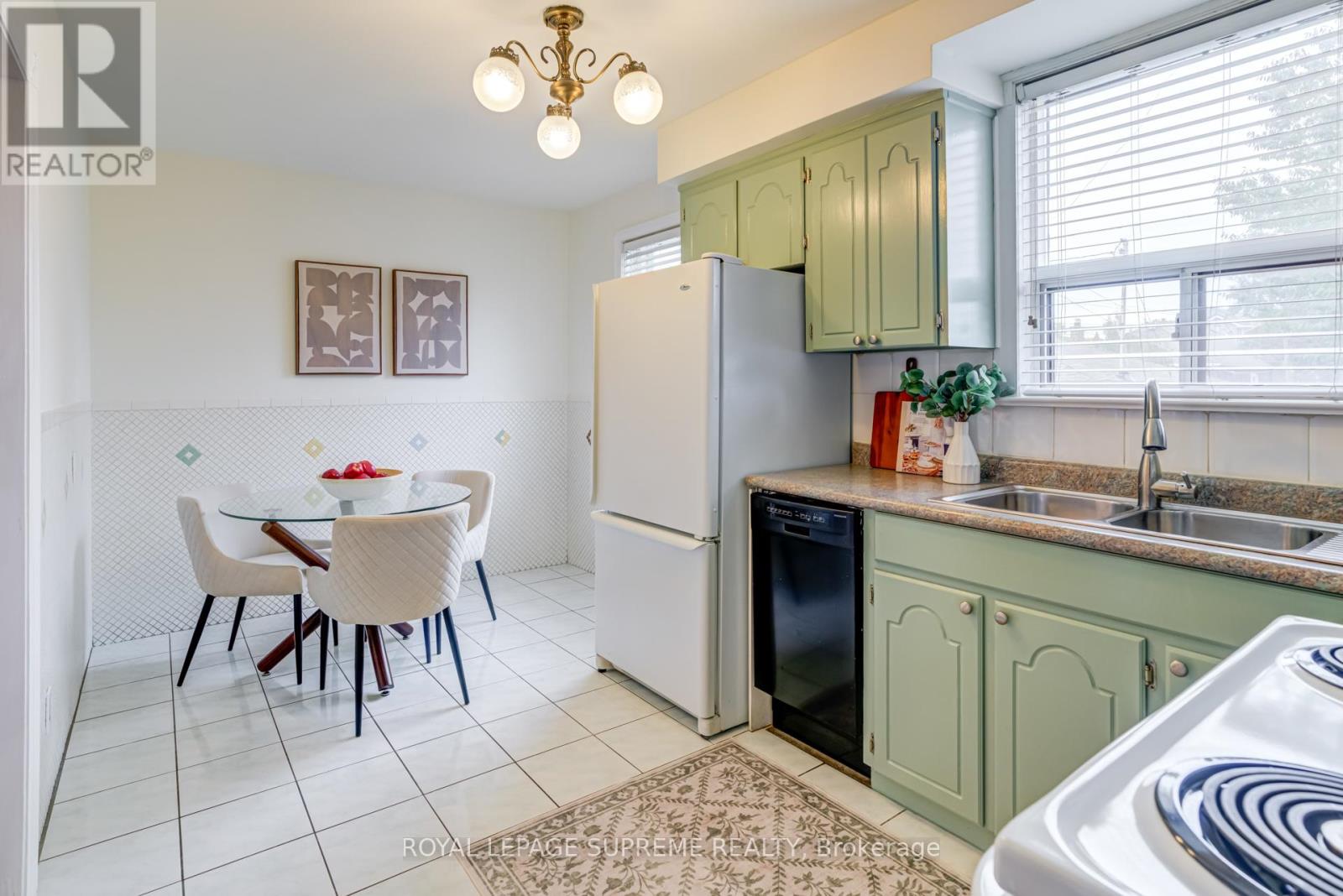 339 Hopewell Avenue, Toronto, Ontario  M6E 2S1 - Photo 13 - W12453831