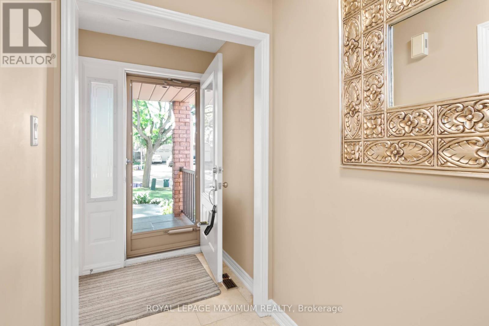 12 Checker Court, Vaughan, Ontario  L4J 5X3 - Photo 3 - N12457630