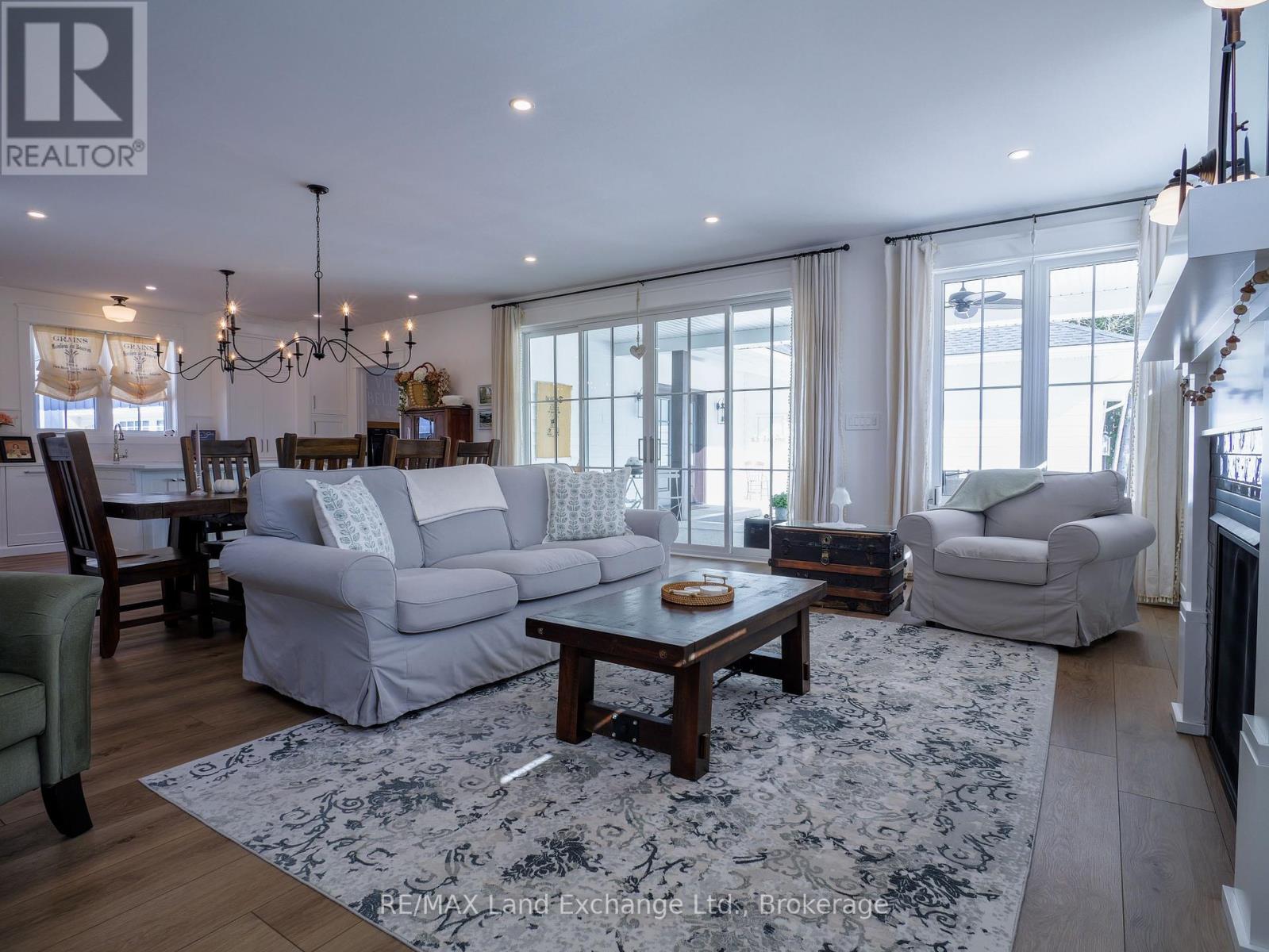 15 Lakeforest Drive, Saugeen Shores, Ontario  N0H 2L0 - Photo 12 - X12457570