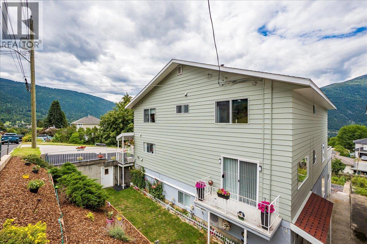 801 Houston Street, Nelson, British Columbia  V1L 5J3 - Photo 9 - 10359825