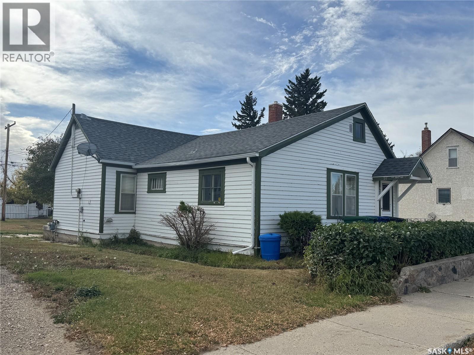 208 5th Avenue W, Biggar, Saskatchewan  S0K 0M0 - Photo 1 - SK020546