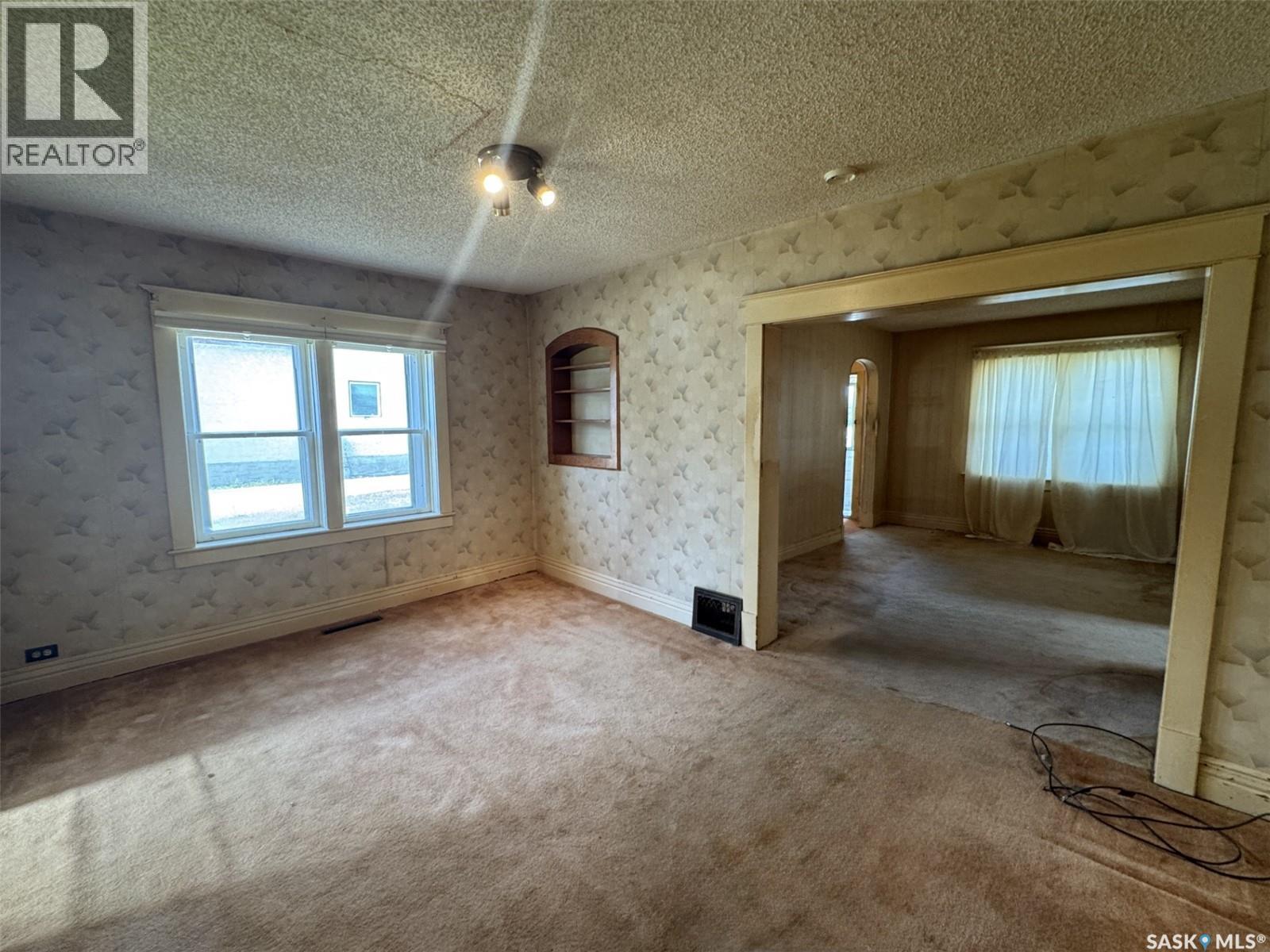 208 5th Avenue W, Biggar, Saskatchewan  S0K 0M0 - Photo 10 - SK020546