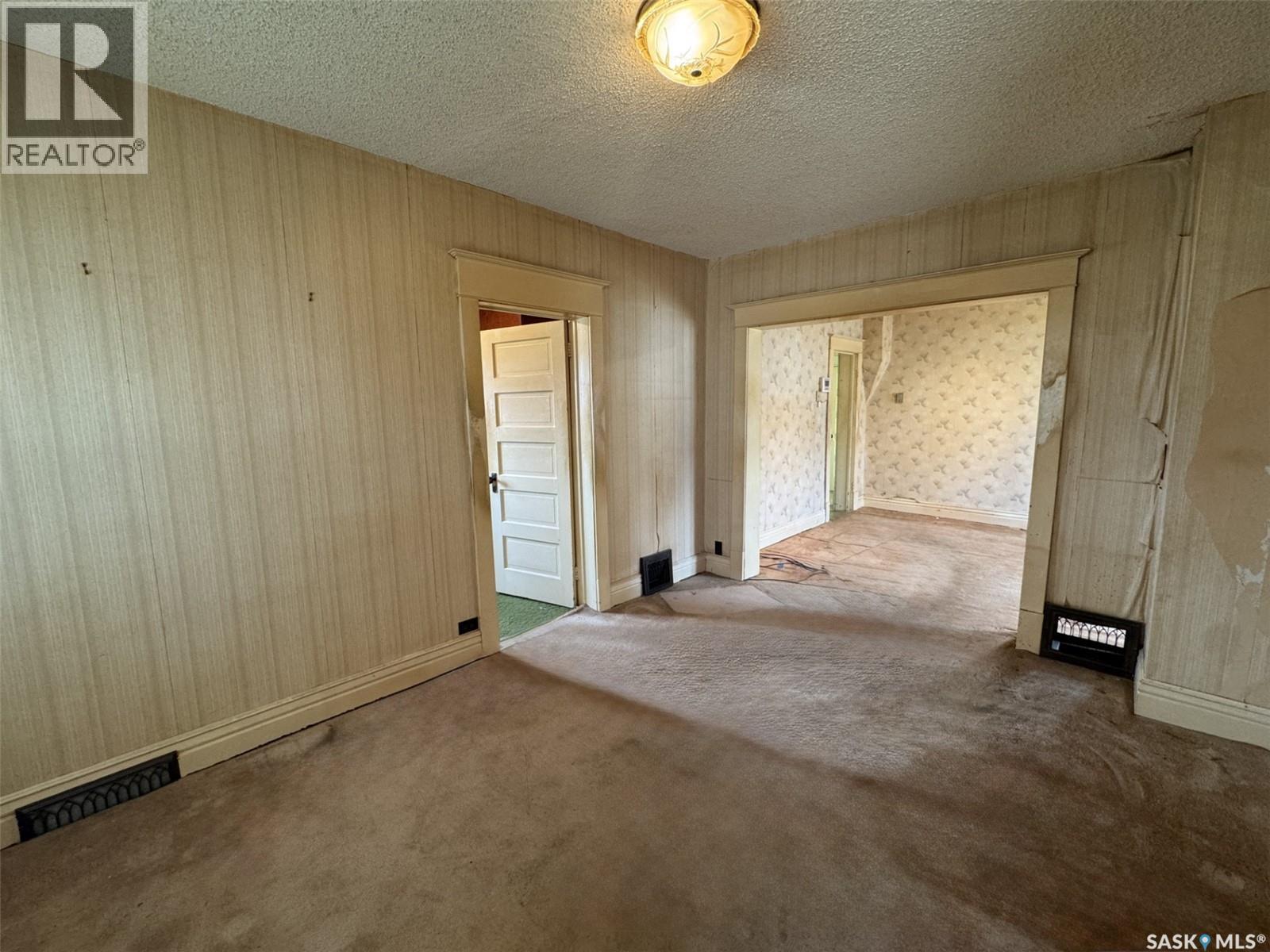 208 5th Avenue W, Biggar, Saskatchewan  S0K 0M0 - Photo 11 - SK020546