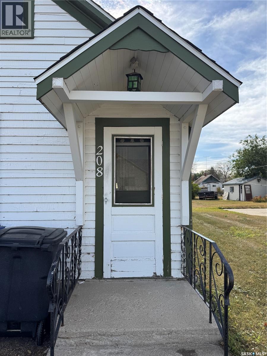 208 5th Avenue W, Biggar, Saskatchewan  S0K 0M0 - Photo 2 - SK020546