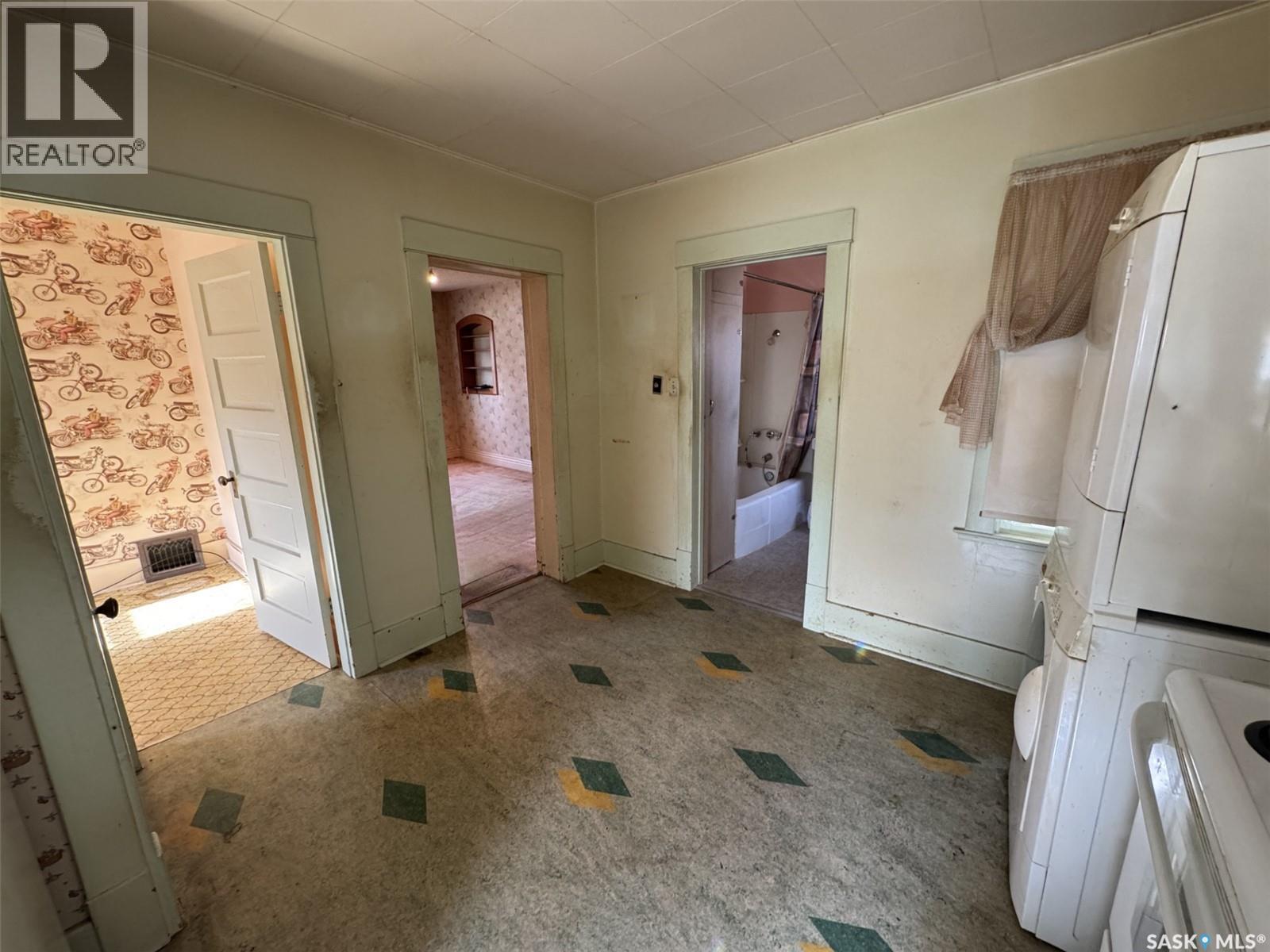 208 5th Avenue W, Biggar, Saskatchewan  S0K 0M0 - Photo 5 - SK020546