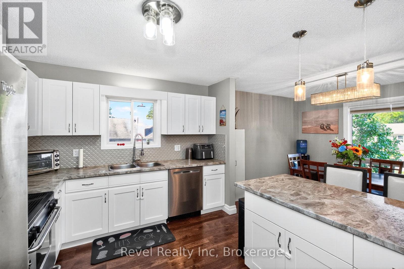 68 Broad Street, Penetanguishene, Ontario  L9M 1G2 - Photo 4 - S12457721