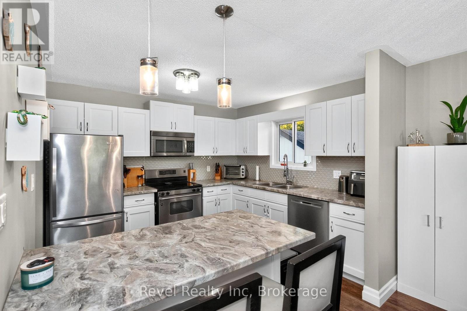 68 Broad Street, Penetanguishene, Ontario  L9M 1G2 - Photo 5 - S12457721