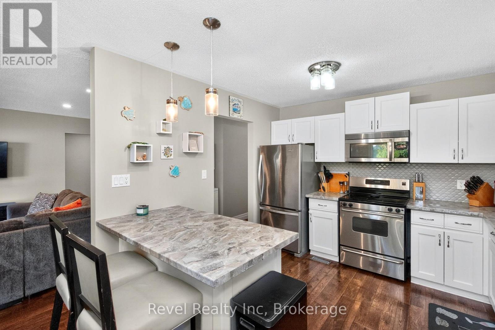 68 Broad Street, Penetanguishene, Ontario  L9M 1G2 - Photo 6 - S12457721