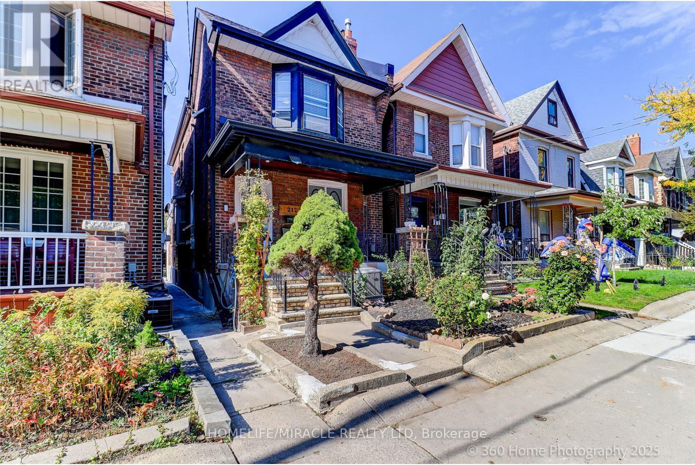 212 Symington Avenue, Toronto, Ontario  M6P 3W6 - Photo 2 - W12457643