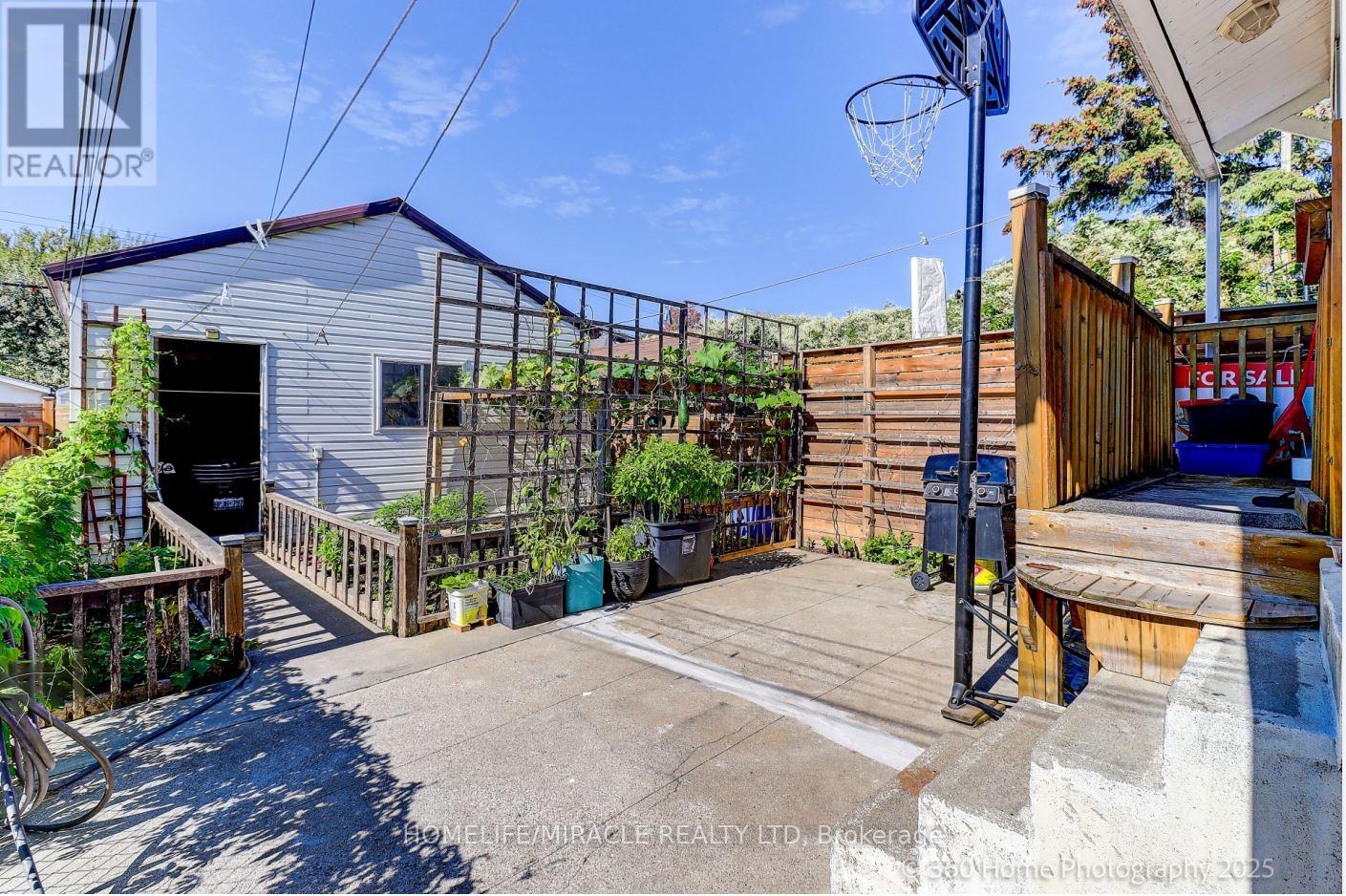 212 Symington Avenue, Toronto, Ontario  M6P 3W6 - Photo 23 - W12457643