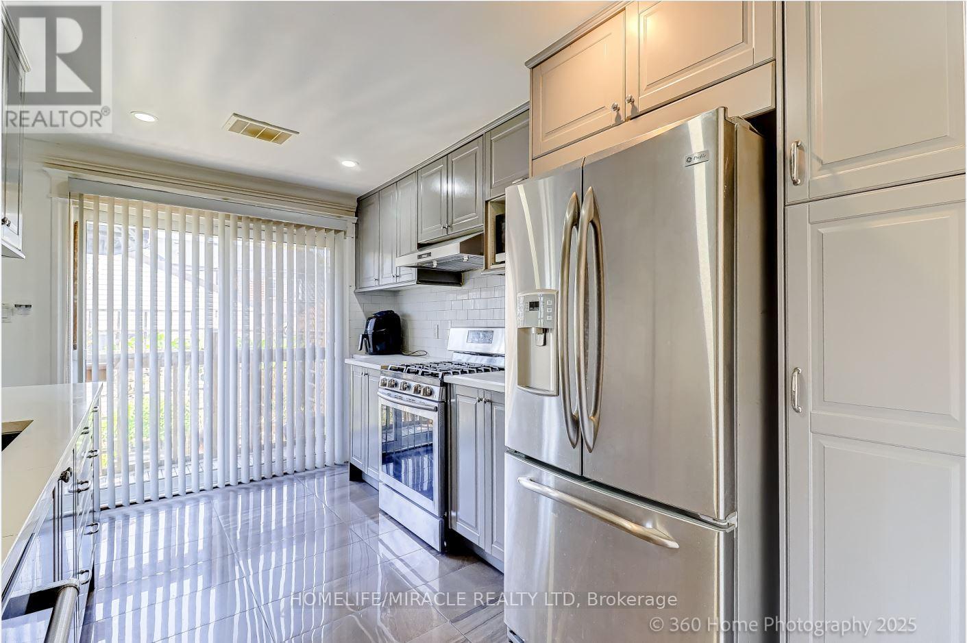 212 Symington Avenue, Toronto, Ontario  M6P 3W6 - Photo 7 - W12457643