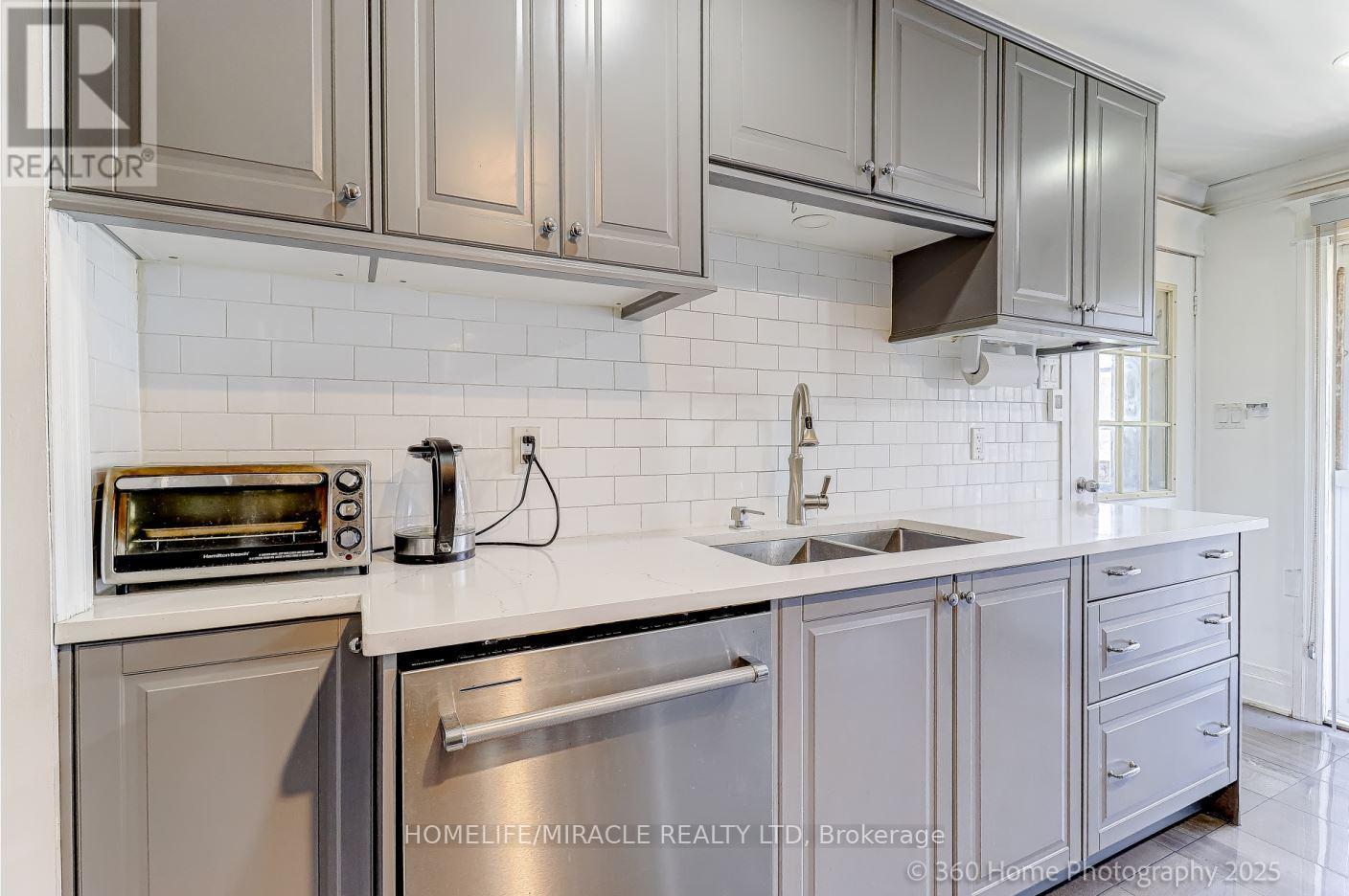 212 Symington Avenue, Toronto, Ontario  M6P 3W6 - Photo 8 - W12457643