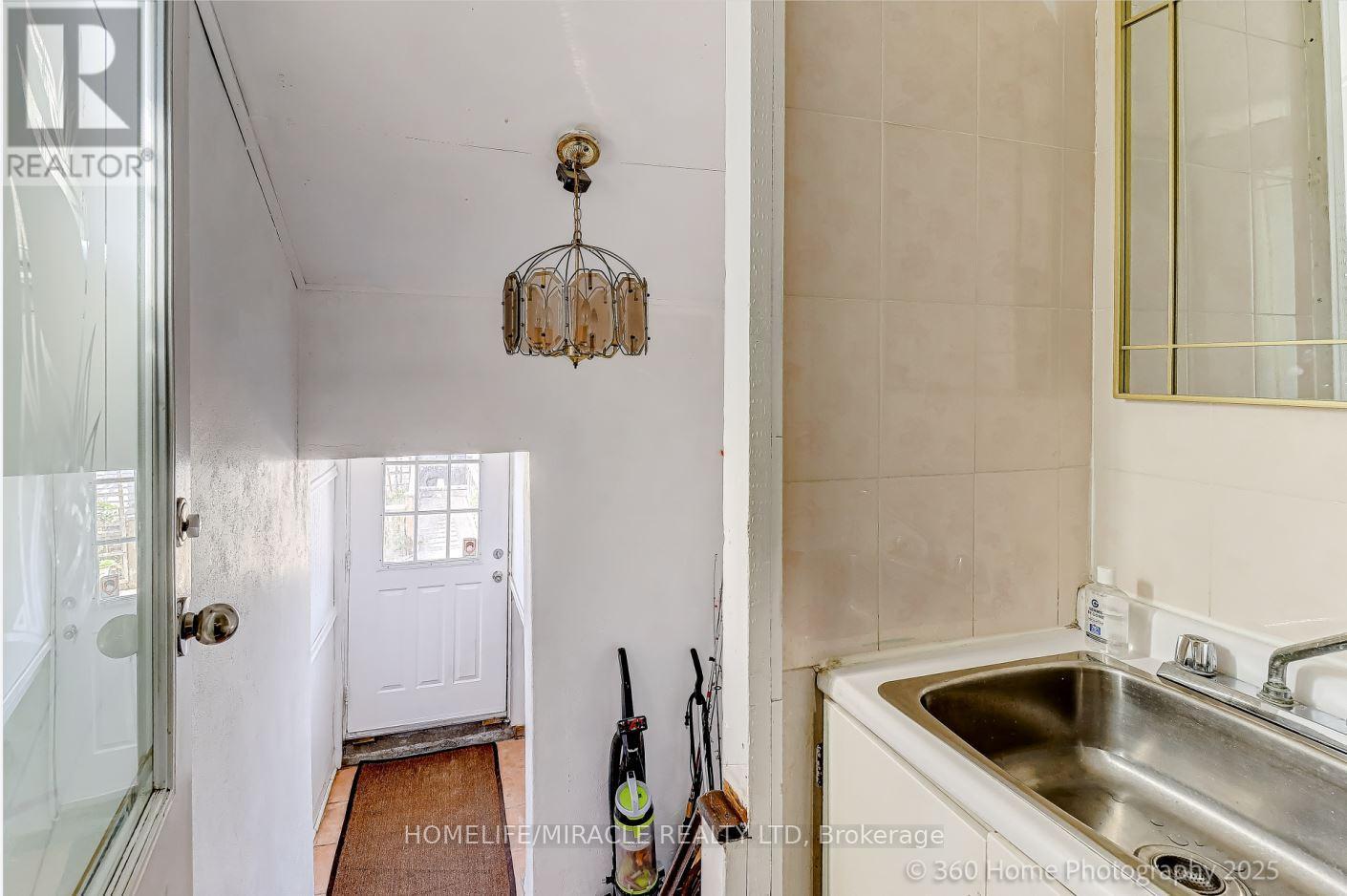 212 Symington Avenue, Toronto, Ontario  M6P 3W6 - Photo 9 - W12457643