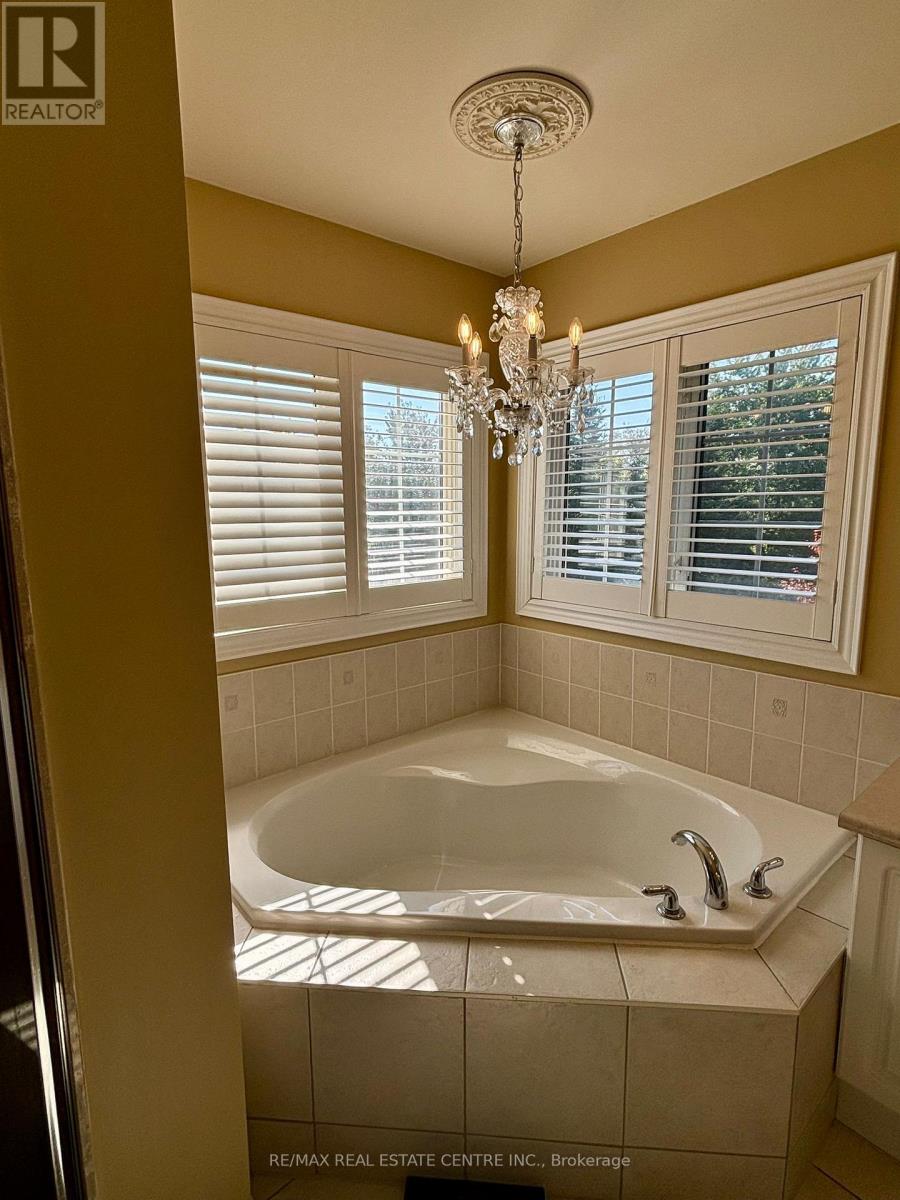 Upper Portion - 9 Belleville Drive, Brampton, Ontario  L6P 1V7 - Photo 12 - W12457672