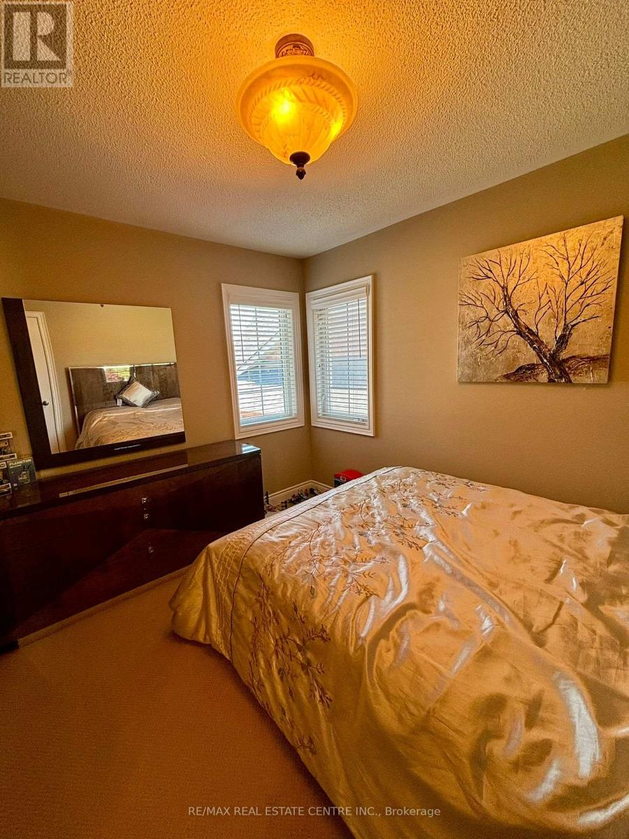 Upper Portion - 9 Belleville Drive, Brampton, Ontario  L6P 1V7 - Photo 14 - W12457672