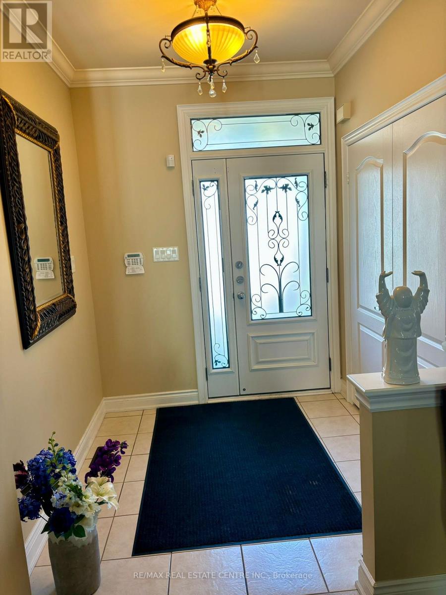 Upper Portion - 9 Belleville Drive, Brampton, Ontario  L6P 1V7 - Photo 3 - W12457672