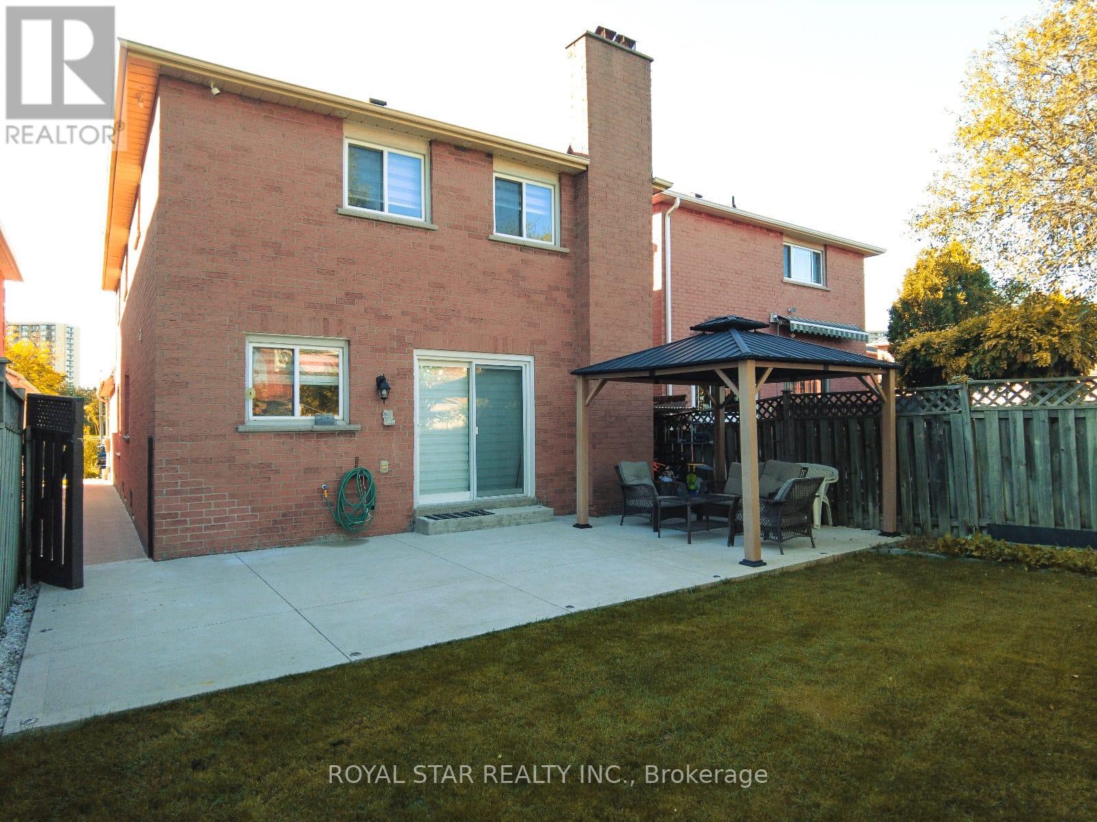 6 Merganser Crescent, Brampton, Ontario  L6W 4E8 - Photo 2 - W12457678