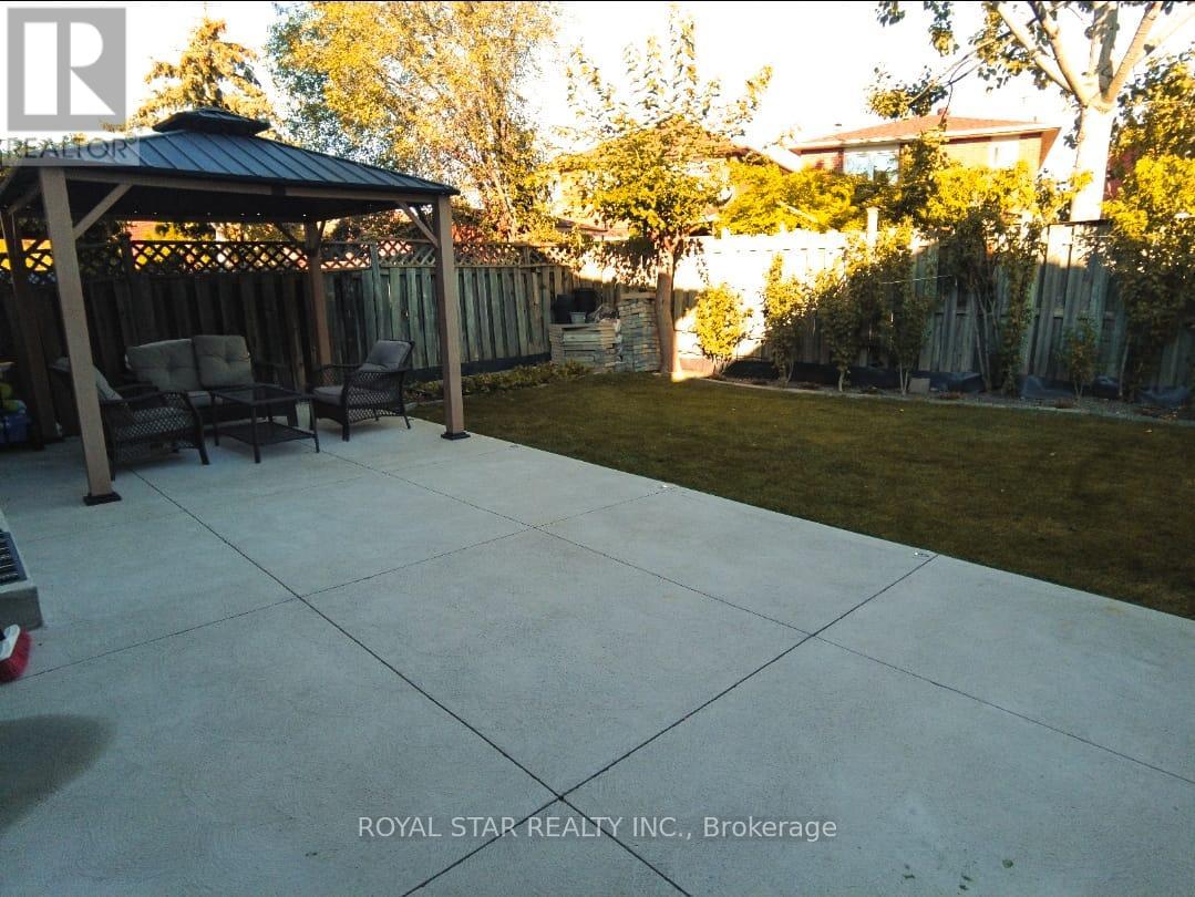 6 Merganser Crescent, Brampton, Ontario  L6W 4E8 - Photo 3 - W12457678
