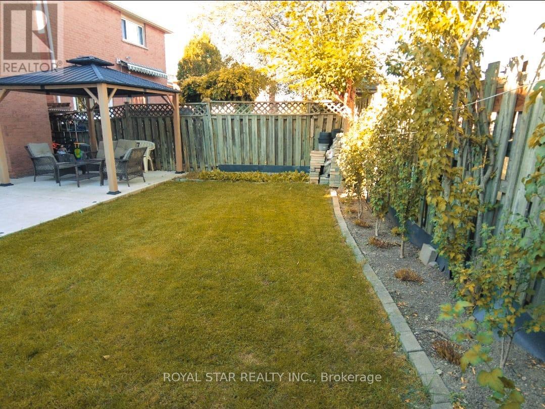 6 Merganser Crescent, Brampton, Ontario  L6W 4E8 - Photo 4 - W12457678