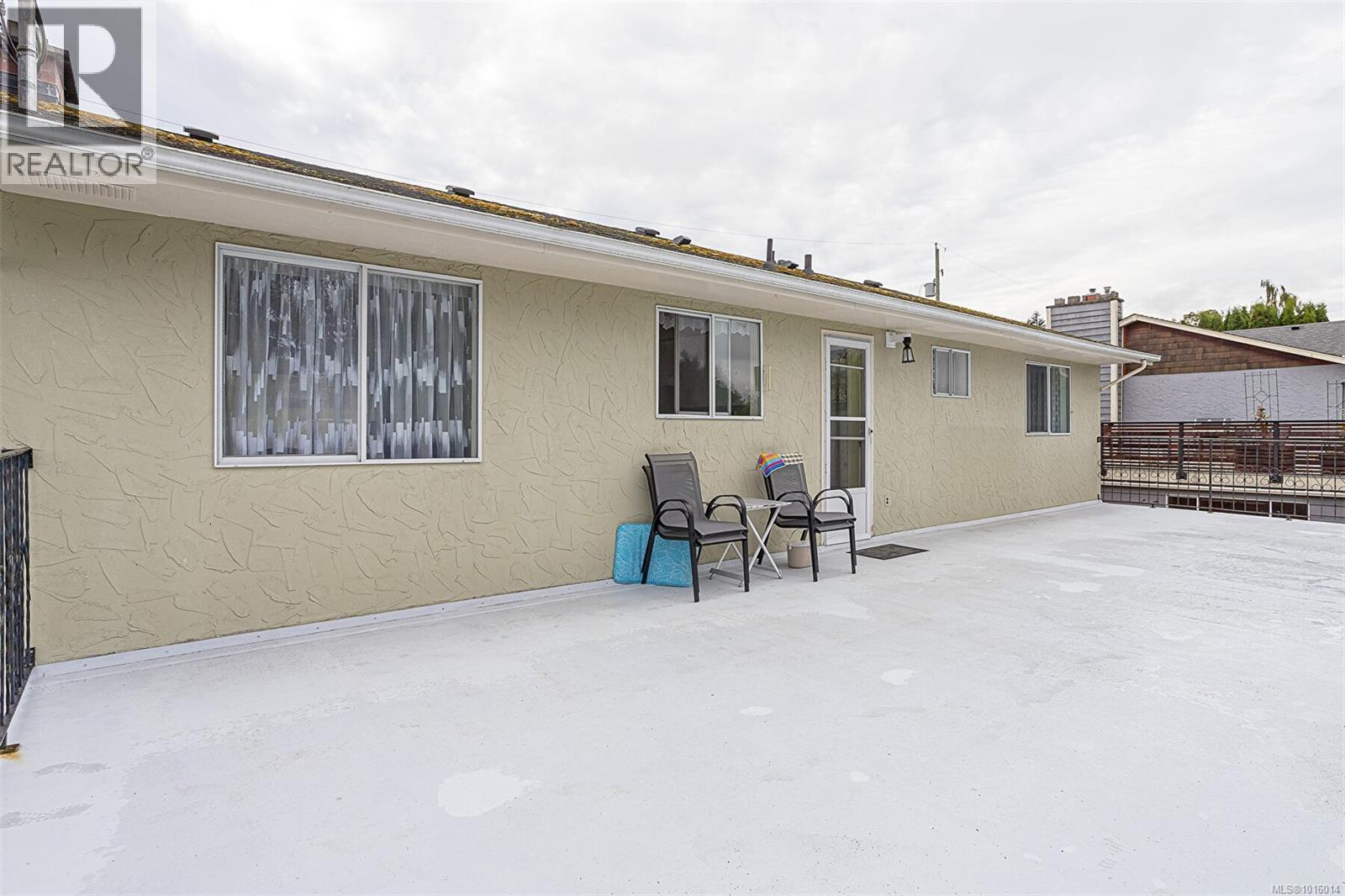 7330 Rossiter Ave Sw, Lantzville, British Columbia  V0R 2H0 - Photo 3 - 1016014