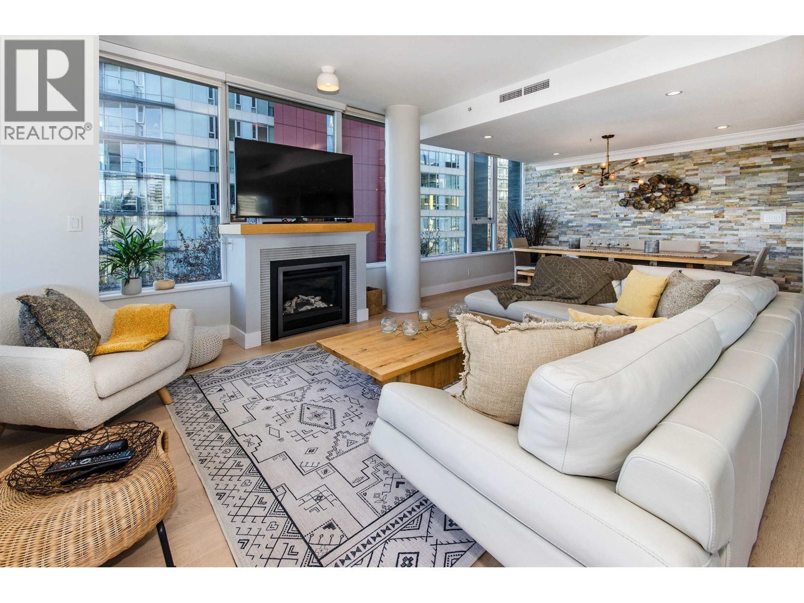 9 SMITHE MEWS, Vancouver, British Columbia