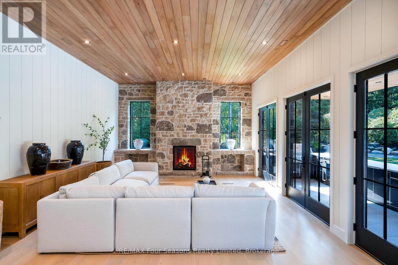 172 Sleepy Hollow Road, Blue Mountains, Ontario  L9Y 0S8 - Photo 6 - X12457743