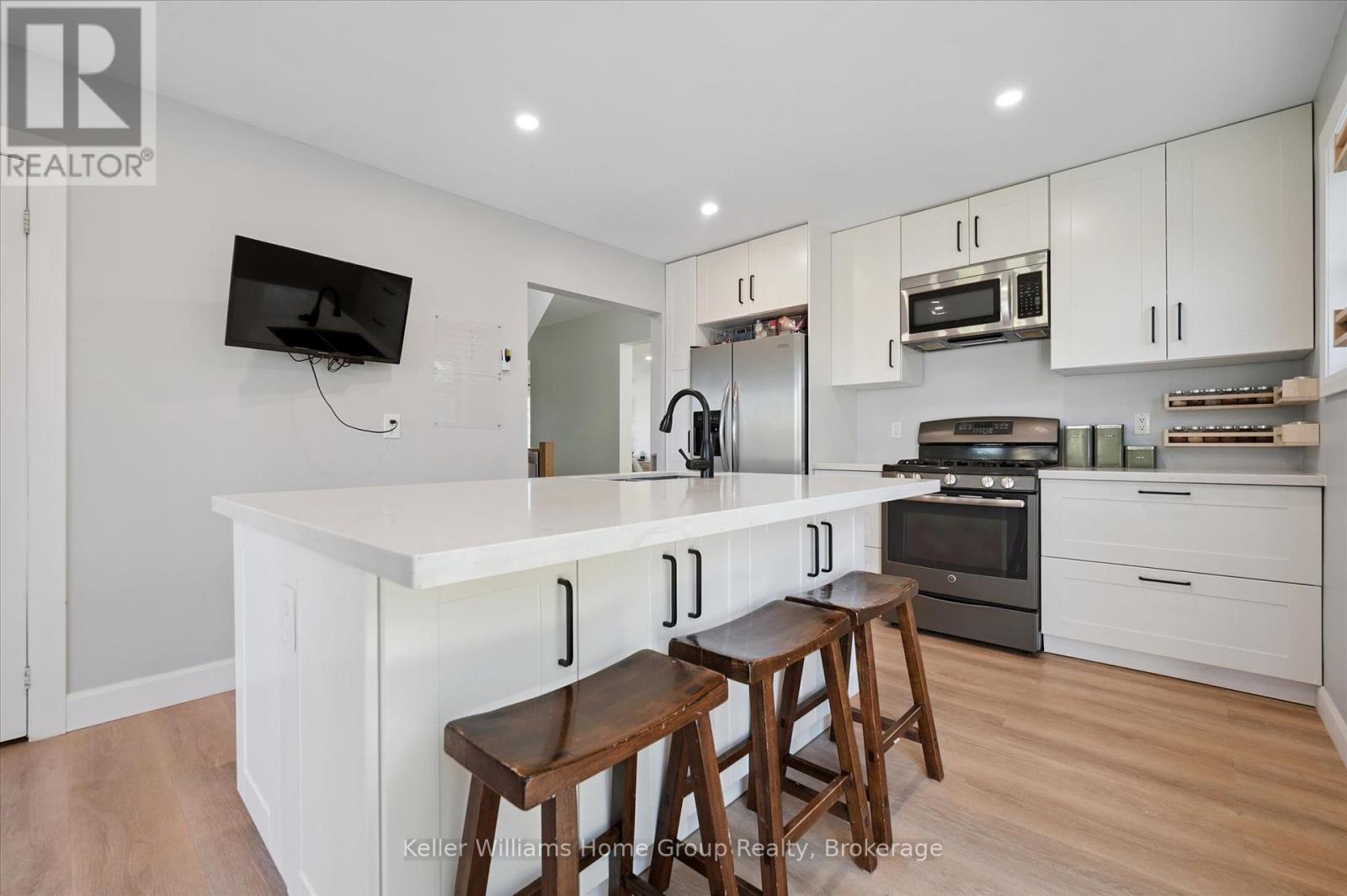765 Woodhill Drive, Centre Wellington, Ontario  N1M 3N2 - Photo 12 - X12457749