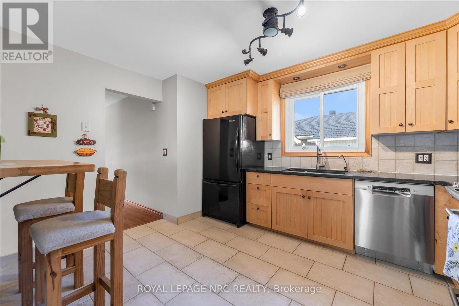 7820 Oriole Drive, Niagara Falls, Ontario  L2H 2P6 - Photo 11 - X12457745