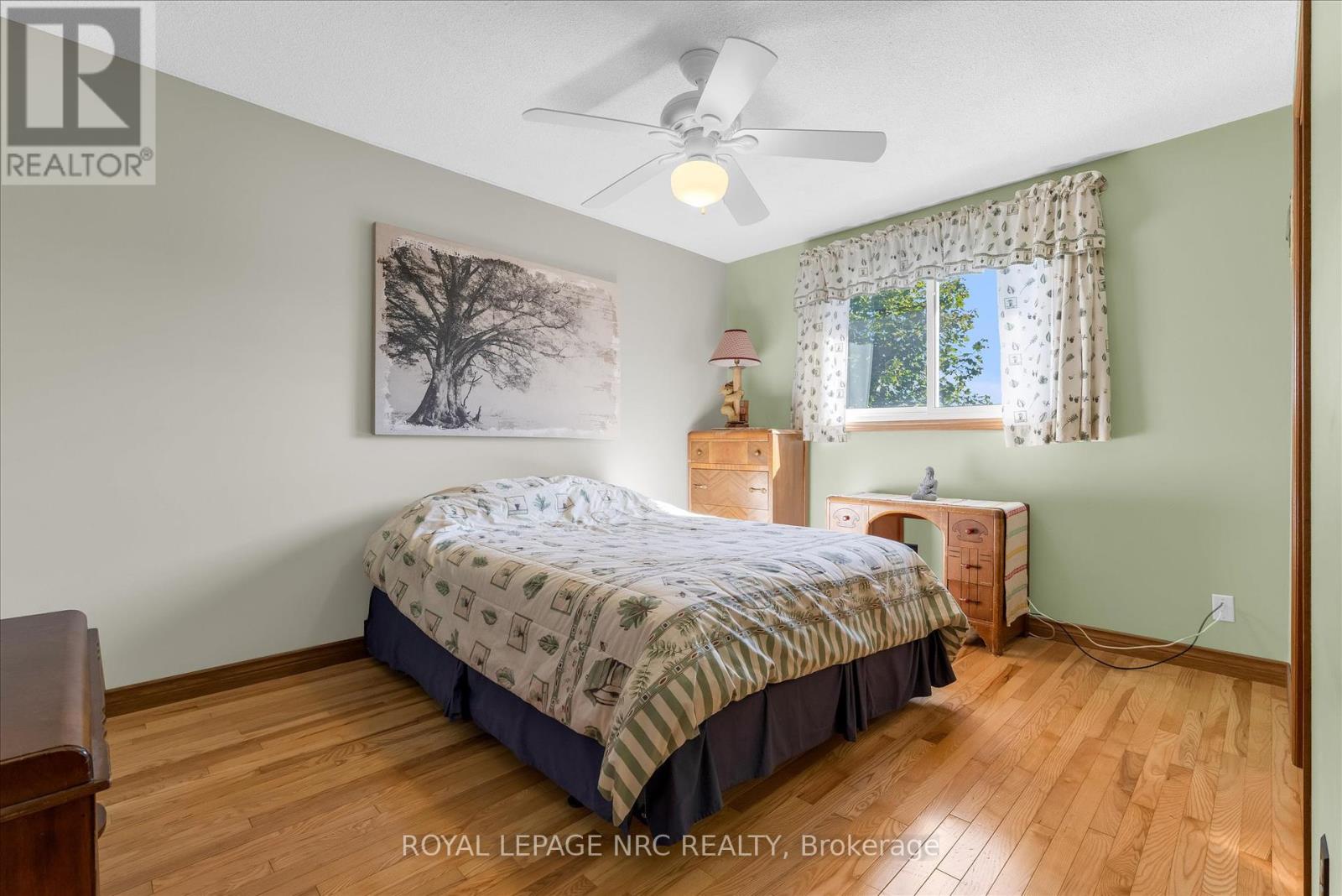 7820 Oriole Drive, Niagara Falls, Ontario  L2H 2P6 - Photo 13 - X12457745