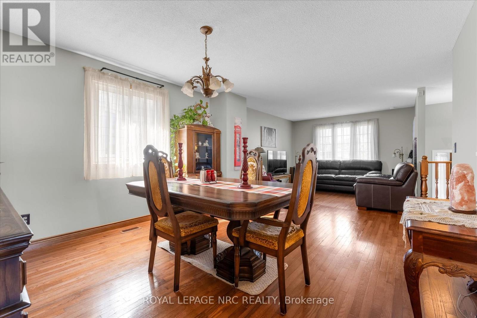 7820 Oriole Drive, Niagara Falls, Ontario  L2H 2P6 - Photo 8 - X12457745