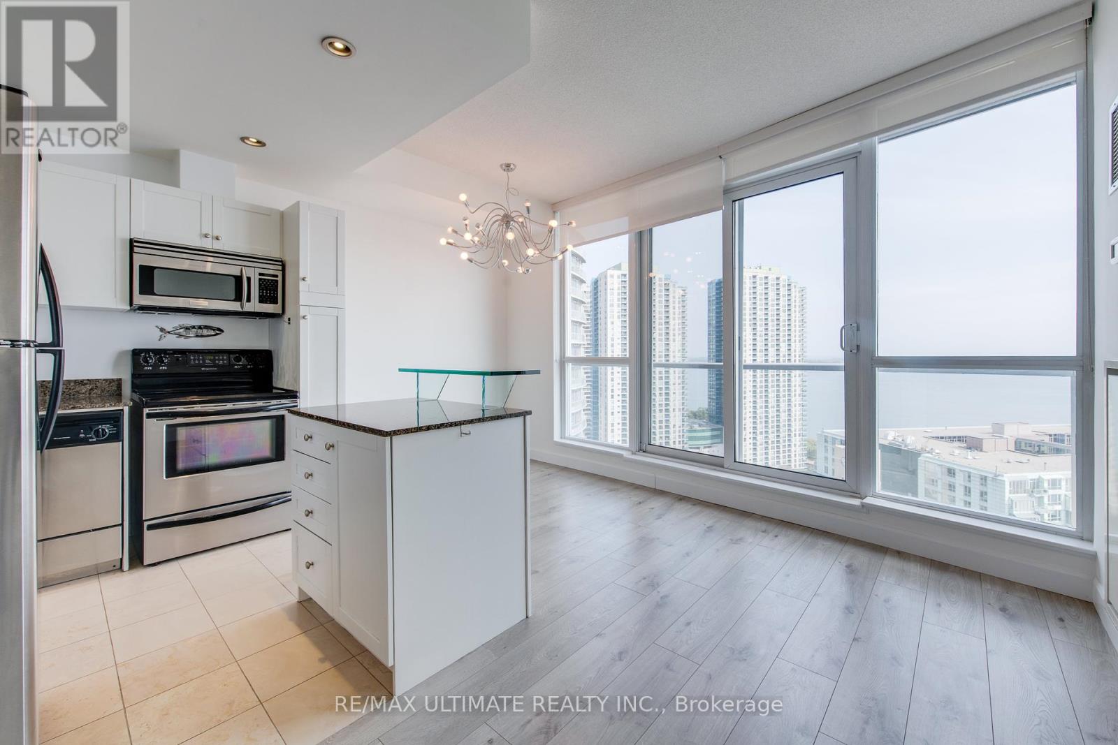 2305 - 218 Queens Quay W, Toronto, Ontario  M5J 2Y6 - Photo 4 - C12457756