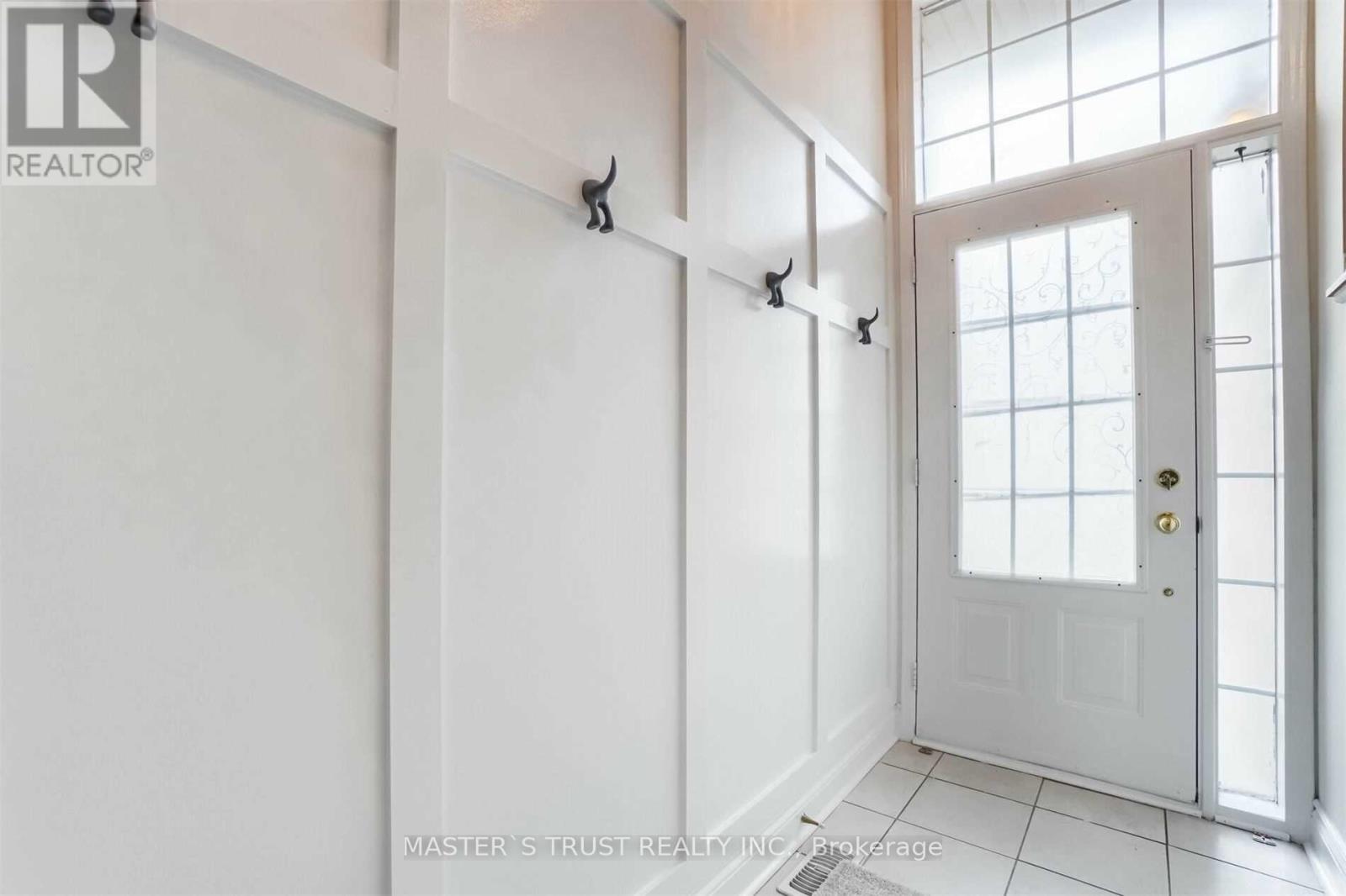 3362 Redpath Circle, Mississauga, Ontario  L5N 8R2 - Photo 4 - W12457751