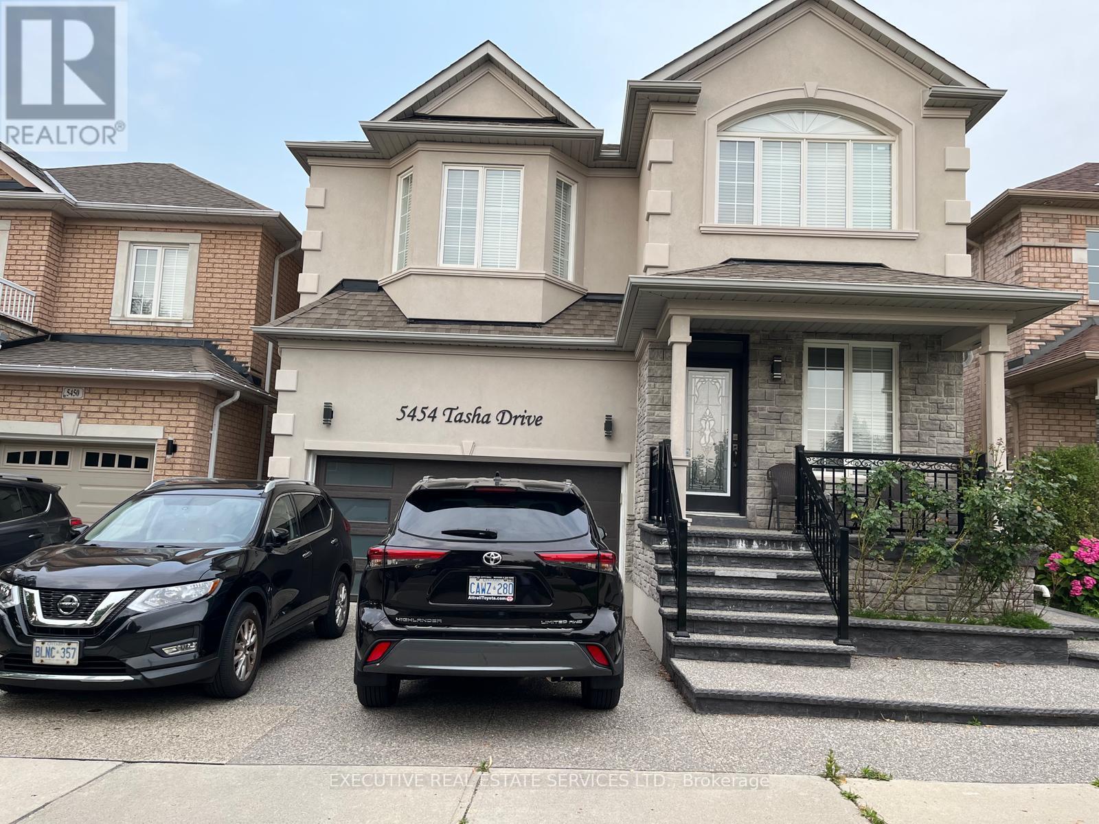 5454 Tasha Drive, Mississauga, Ontario  L5M 6N5 - Photo 2 - W12457763