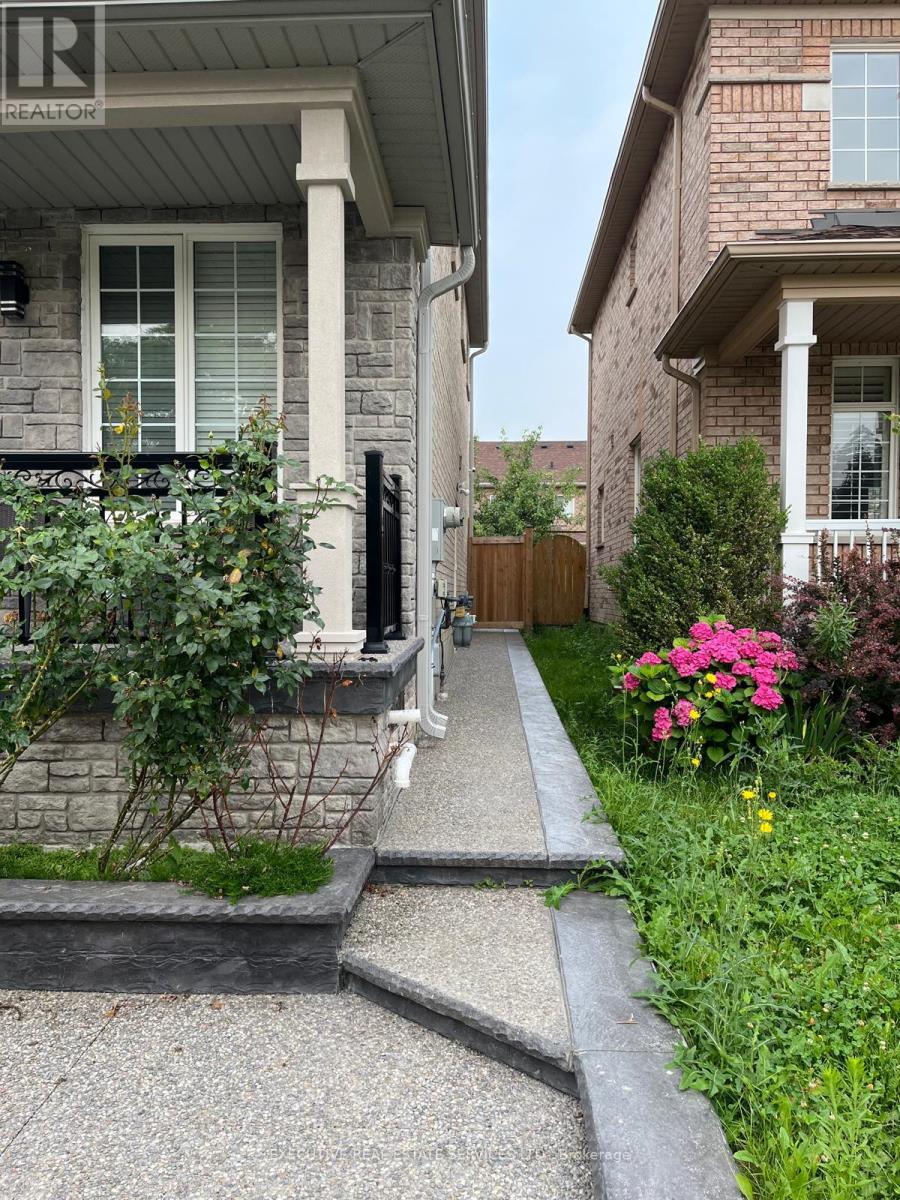 5454 Tasha Drive, Mississauga, Ontario  L5M 6N5 - Photo 4 - W12457763