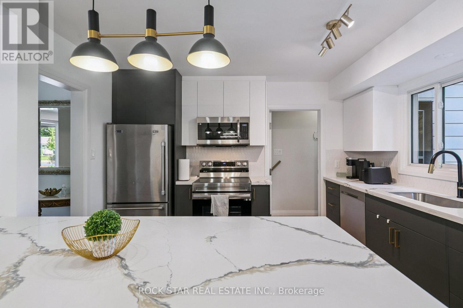 635 Bridle Wood, Burlington, Ontario  L7L 4E2 - Photo 8 - W12457769