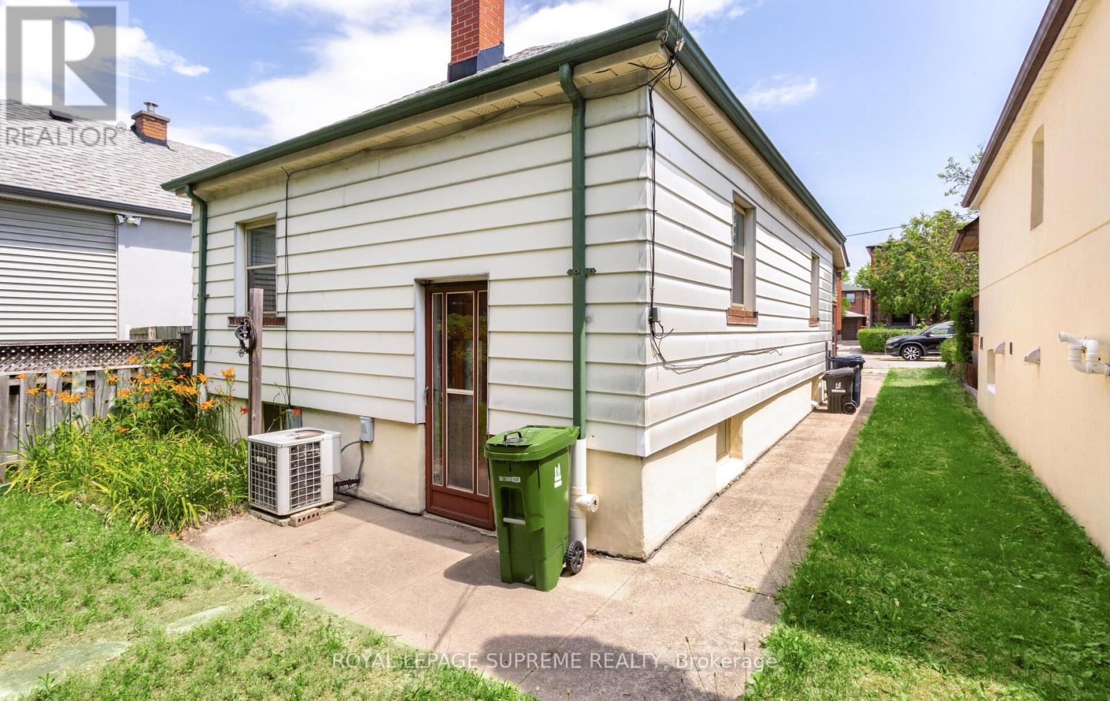 38 Criscoe Street, Toronto, Ontario  M6N 3Y9 - Photo 6 - W12457773