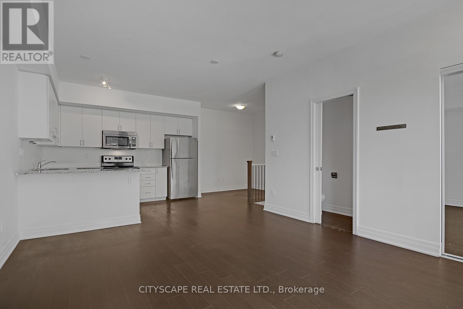 Th - 802 - 57 Macaulay Avenue, Toronto, Ontario  M6P 3P5 - Photo 2 - W12457777