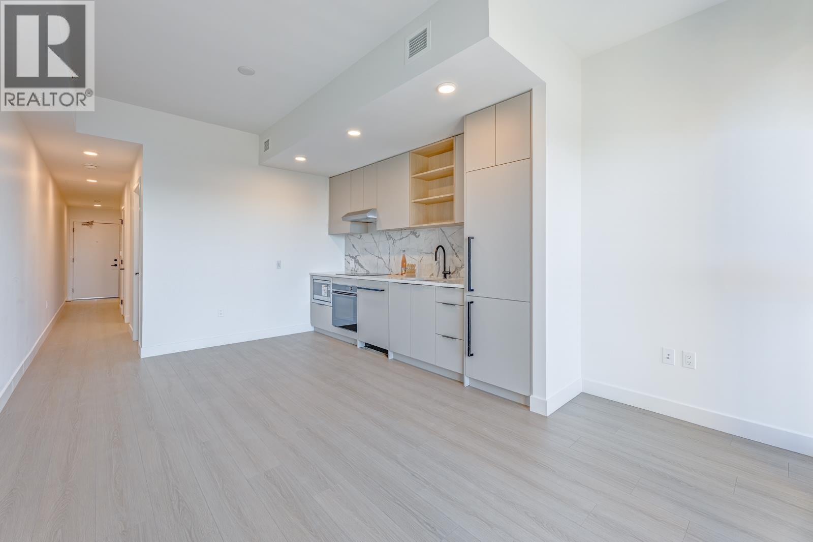 104/204 422 E 3rd Street, North Vancouver, British Columbia  V7L 0K1 - Photo 3 - R3057607