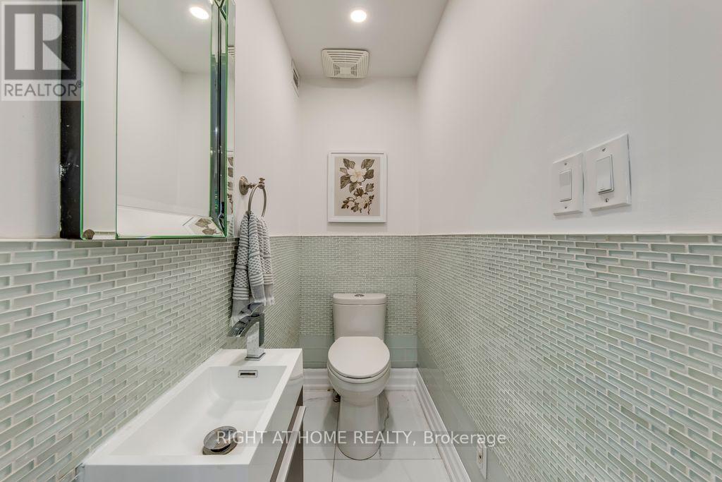 43 South Kingsway, Toronto, Ontario  M6S 3T2 - Photo 11 - W12457806