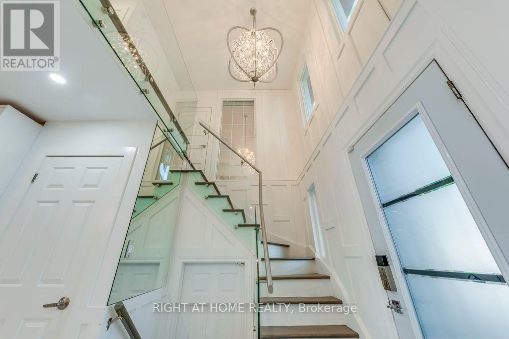 43 South Kingsway, Toronto, Ontario  M6S 3T2 - Photo 12 - W12457806