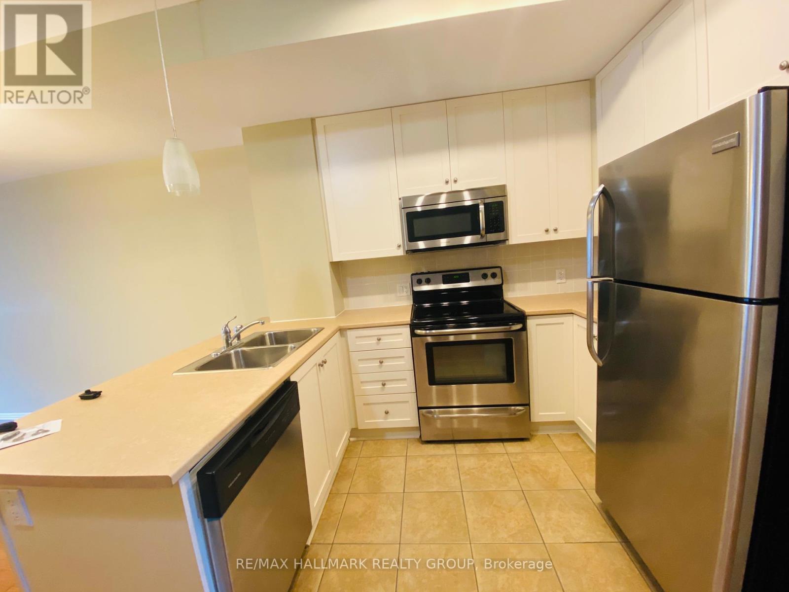 338 London Terrace, Ottawa, Ontario  K1K 2W3 - Photo 2 - X12457842